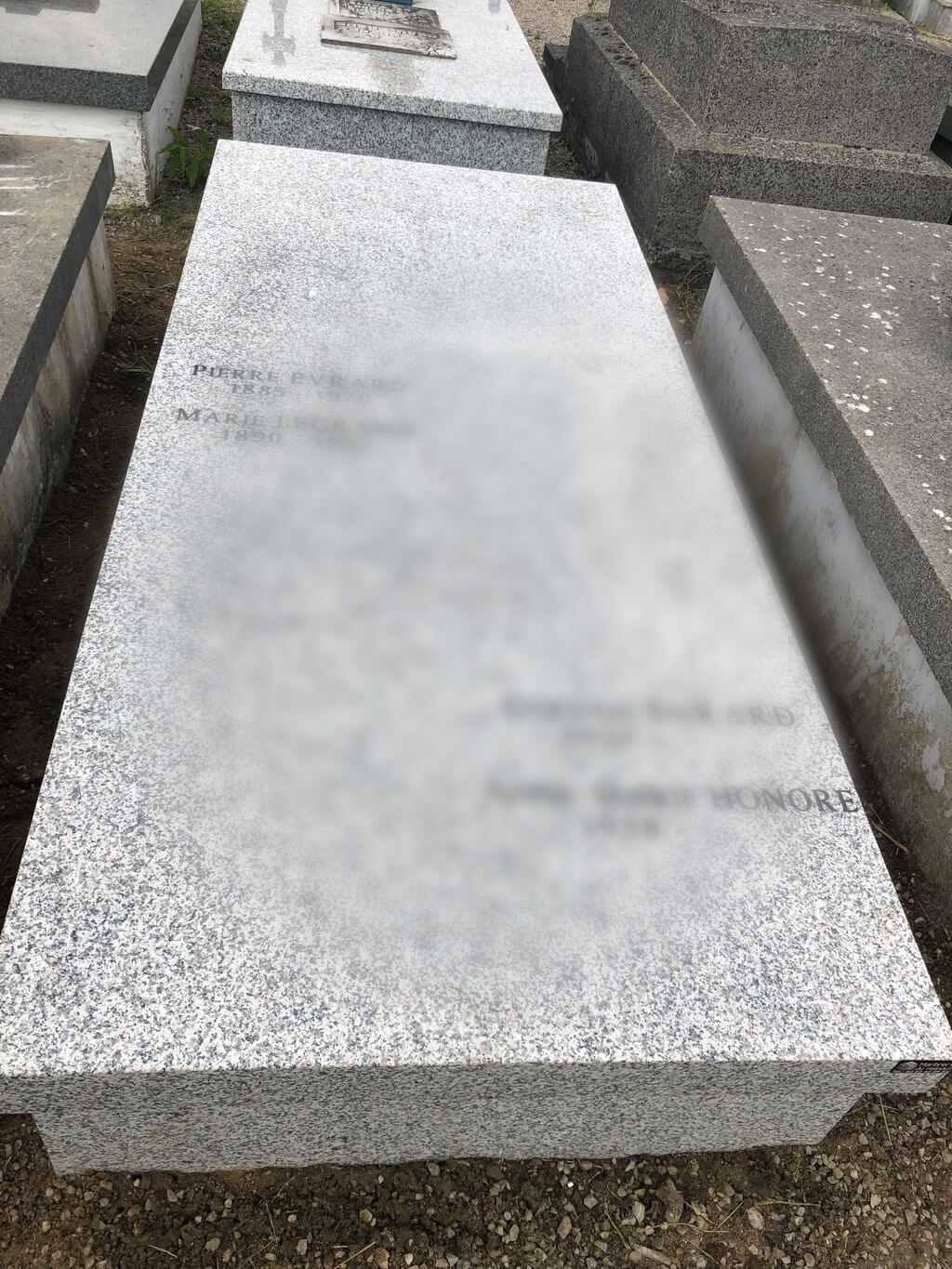 pierre tombale à Aubry Du Hainaut
